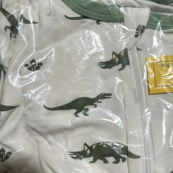 Brand new in bag zipper footie. 🦖🦕 very rare retired print - Picture 3 of 3